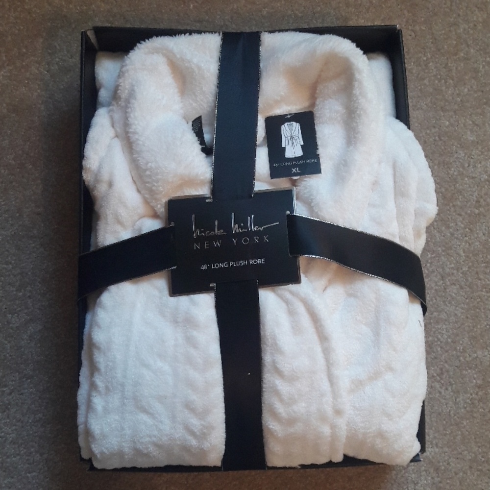 NWT Nicole Miller New York 48' Long Plush Robe 🎀